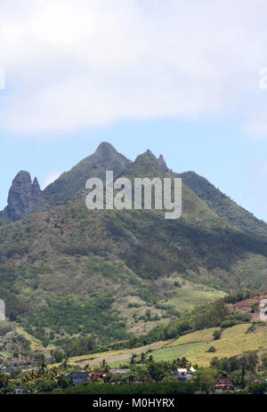 Vista del Monte Bambou presi da un tour in barca, Ile aux Cerfs, Flacq District, la Repubblica di Maurizio. Foto Stock