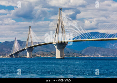 Vista di sospensione ponte Rio-Antirio in Grecia. Ponte che attraversa il Golfo di Corinto stretto, Peloponneso, Grecia Foto Stock