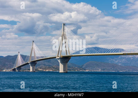 Vista di sospensione ponte Rio-Antirio in Grecia. Ponte che attraversa il Golfo di Corinto stretto, Peloponneso, Grecia Foto Stock