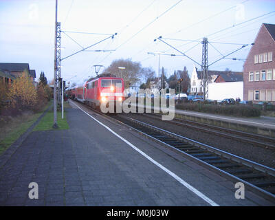 Fotografia di un treno che opera sulla linea EMS-Leine Express, scattata nel novembre 2009, che mostra il trasporto ferroviario regionale che collega la bassa Sassonia e la Renania settentrionale-Vestfalia in Germania. Foto Stock