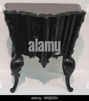 Un armadietto del 1923 realizzato da József Krausz e progettato da Lajos Kozma a Budapest, Ungheria. Il pezzo, parte della collezione del Museo Wolfsonian-FIU, espone il design Art Deco ungherese dell'inizio del XX secolo. Foto Stock