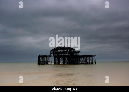 Drammatica del cielo sopra le rovine di Molo Ovest di Brighton & Hove, East Sussex, England, Regno Unito Foto Stock