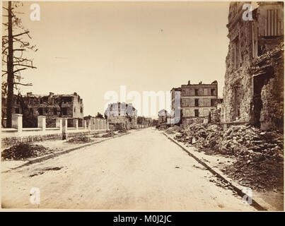 Questo volume fotografico del XIX secolo di A. Liébert documenta le rovine di Parigi e dei suoi dintorni in seguito agli eventi del 1870-1871, fornendo testimonianze visive storiche della città dopo la guerra franco-prussiana. Foto Stock