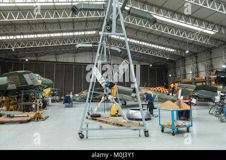 Uno di Duxford's hangar con il classico warbirds su interventi di manutenzione, riparazione e revisione, 23 settembre 2017 a Duxford Cambridgeshire, Regno Unito Foto Stock