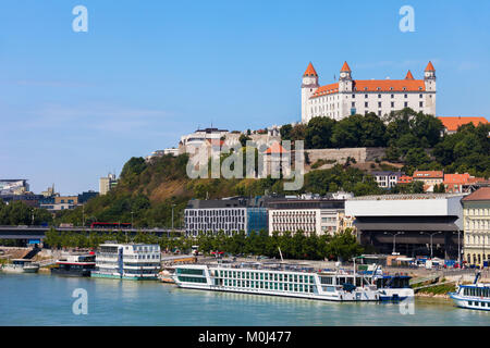 Città di Bratislava cityscape dal fiume Danubio in Slovacchia con il castello di Bratislava su una collina. Foto Stock