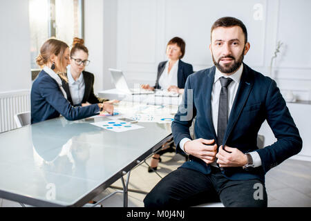 La gente di affari durante la conferenza in ufficio Foto Stock