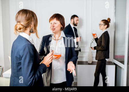 La gente di affari durante la riunione con bevande in ufficio Foto Stock