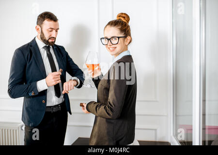 Giovane durante la riunione di affari Foto Stock