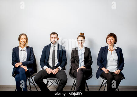 La gente di affari seduti in una riga Foto Stock