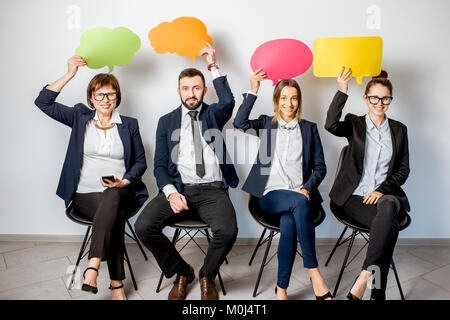 La gente di affari azienda bolle colorate Foto Stock