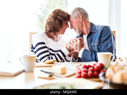 Coppia senior di mangiare la prima colazione a casa. Foto Stock