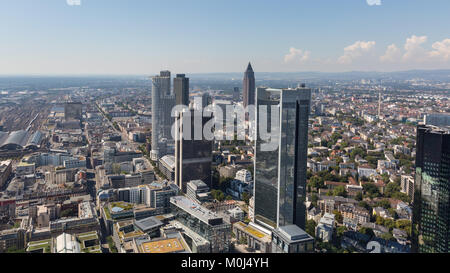 Frankfurt am Main, una vista panoramica dello skyline di cui sopra in un sole estivo, Francoforte, Germania Foto Stock