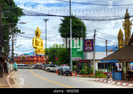 Asia,Thailandia,Sop Ruak,colden gigantesca statua del Buddha Foto Stock