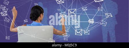Donna di toccare mail interfaccia di connessione Foto Stock
