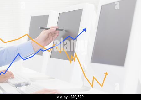 Mano utilizzando computer con sovrapposizione grafici Foto Stock