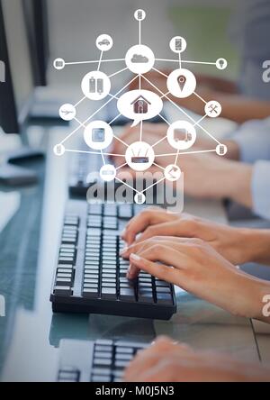 Mani wrinting su computer con le sovrapposizioni di grafico Foto Stock