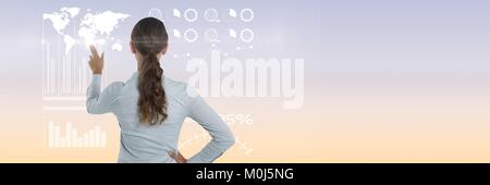 Donna di toccare Mappa interfaccia con flare Foto Stock