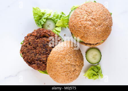 La barbabietola rossa hamburger in un pane integrale rotolo. Foto Stock