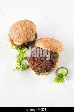 La barbabietola rossa hamburger in un pane integrale rotolo. Foto Stock