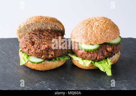 La barbabietola rossa hamburger in un pane integrale rotolo. Foto Stock