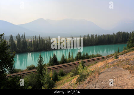 Wild incendio fumo sopra il fiume Bow, Bow Valley Parkway, Montagne Rocciose, il Parco Nazionale di Banff, Alberta, Canada. Foto Stock