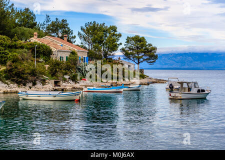 Case da parte del mare Adriatico vicino a Mali Losinj, sull'isola di Losinj, Croazia. Maggio 2017. Foto Stock