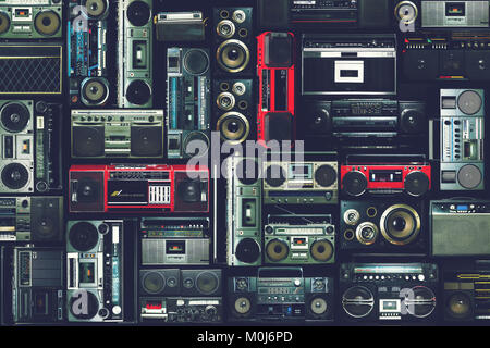 Stereo stereo portatile con radio ghetto color argento anni '80 sui  davanzali Foto stock - Alamy