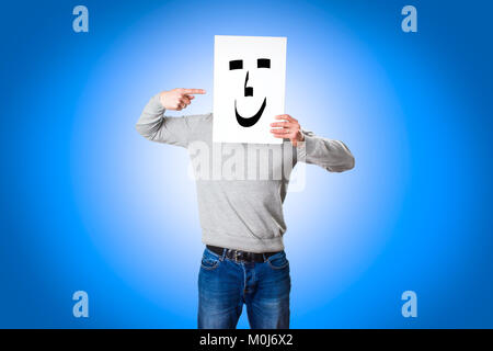 Uomo felice con un foglio di carta sul suo volto Foto Stock