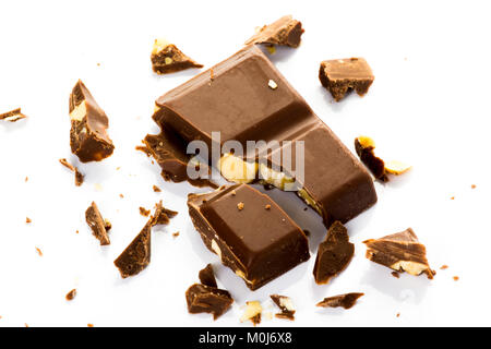 Pezzo di cioccolato con nocciole impostata in diversi su sfondo bianco Foto Stock