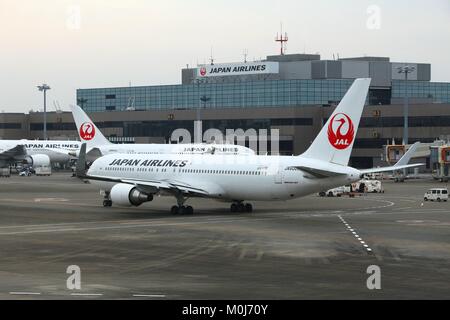 TOKYO, Giappone - 21 novembre 2016: Japan Airlines (JAL) Boeing 767 all'Aeroporto Narita di Tokyo. L'aeroporto è il secondo aeroporto più trafficato del Giappone (dopo H Foto Stock