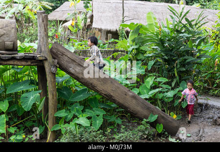 Asia,Thailandia,Chiang Mai,Ban Huay Pa Rai Hill Tribe Village,i bambini giocando Foto Stock