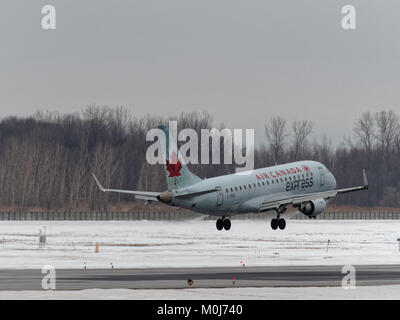 Un Air Canada Embraer ERJ 175su atterraggio a YUL international airport in Dorval, Quebec Foto Stock