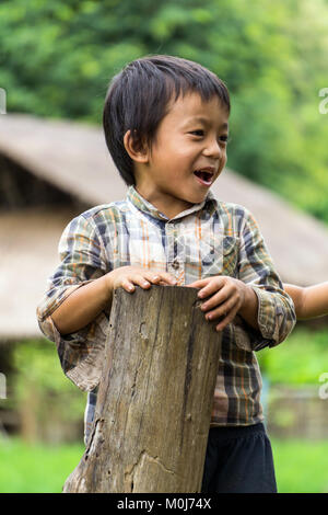 Asia,Thailandia,Chiang Mai,Ban Huay Pa Rai Hill Tribe Village,i bambini giocando Foto Stock