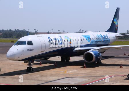 CURITIBA, Brasile - 9 ottobre 2014: Azul Brazilian Airlines Embraer ERJ-190 a Curitiba Aeroporto, Brasile. Nel 2013 Azul aveva 17 percento di nazionale marke Foto Stock