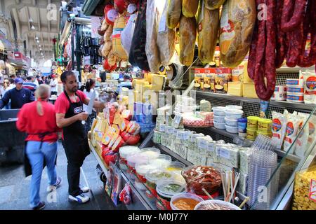 SAO PAULO, Brasile - 6 ottobre 2014: la gente visita Mercato Comunale in Sao Paulo. Il mercato è stato aperto nel 1933 e attualmente vende circa 350 tonnellate di f Foto Stock