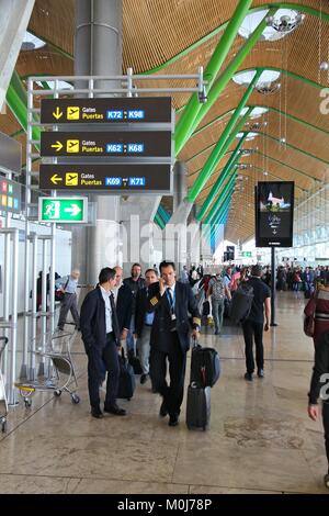 MADRID, Spagna - 20 ottobre 2014: persone fretta al Terminal 4 dell'aeroporto di Madrid Barajas. Il famoso terminale 4 è stata progettata da Antonio Lamela e Richa Foto Stock