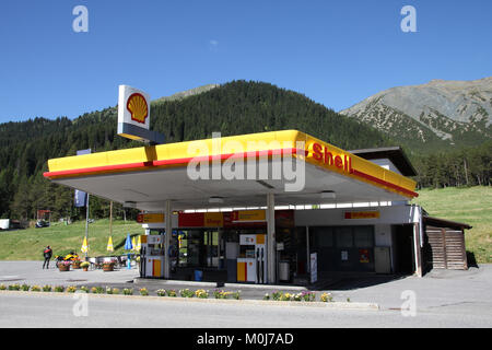 Svizzera - 19 Luglio: stazione di rifornimento Shell sulla luglio 19, 2010 del World Economic Forum di Davos, in Svizzera. Secondo Fortune Global 500, la shell è stata la più grande azienda in Foto Stock