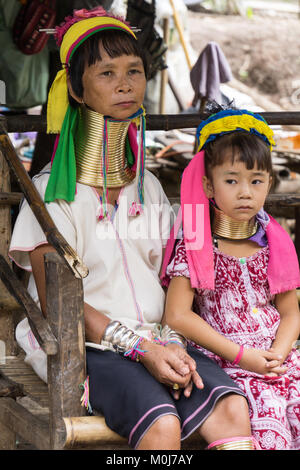 Asia,Thailandia,Chiang Mai,Ban Huay Pa Rai Hill Tribe Village,lungo collo donna Foto Stock
