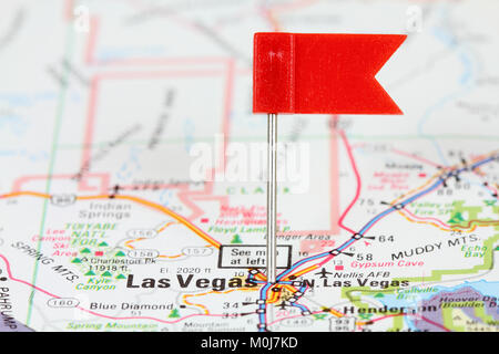 Las Vegas, Nevada. Red Flag pin su una vecchia mappa che mostra la destinazione di viaggio. Foto Stock