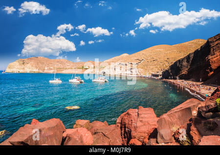 La spiaggia rossa. Santorini, Cicladi, Grecia. Bella estate paesaggio con una delle spiagge più famose del mondo. Foto Stock