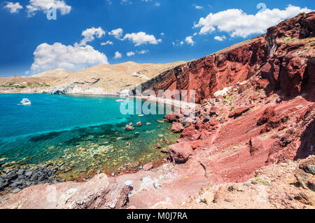 La spiaggia rossa. Santorini, Cicladi, Grecia. Bella estate paesaggio con una delle spiagge più famose del mondo. Foto Stock