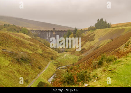 Una passeggiata verso il Grwyne Fawr serbatoio nel Parco Nazionale di Brecon Beacons, Powys, Wales, Regno Unito Foto Stock