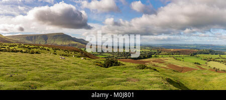 Vista sul paesaggio del Parco Nazionale di Brecon Beacons con Twmpa montagna sulla sinistra, visto da fieno Bluff parcheggio auto in Montagna Nera, Powy Foto Stock