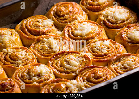 Panini alla cannella con formaggio cotto e pronto da mangiare. Golfeados dessert tipici in Venezuela. Foto Stock