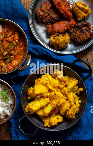 Pasto indiano con, Aloo Gobi, okra curry, riso e pakoras Foto Stock