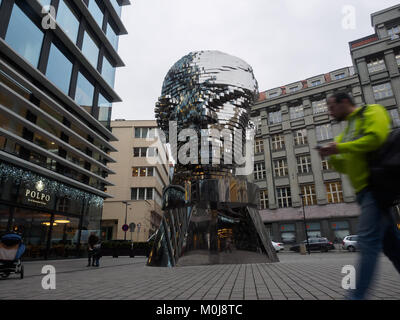 Praga, Repubblica Ceca - 8 gennaio 2018. Arte moderna installazione di rotazione testa metallica dello scrittore Franz Kafka Foto Stock