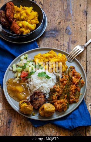 Pasto indiano con, Aloo Gobi, okra curry, riso e pakoras Foto Stock