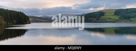 Vista serale oltre il serbatoio Pontsticill vicino a Merthyr Tydfil, DI MID GLAMORGAN, GALLES, REGNO UNITO Foto Stock