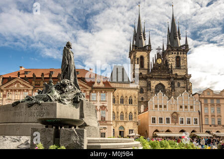 La chiesa di Nostra Signora di Týn una chiesa gotica che domina la Piazza della Città Vecchia di Praga, Repubblica Ceca Foto Stock