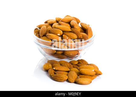 Gruppo di mandorle collocato in una ciotola su sfondo bianco Foto Stock
